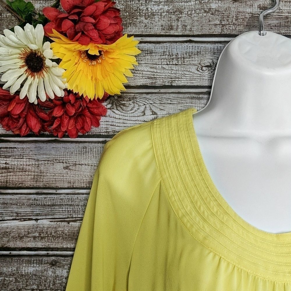 3/15 Banana Republic Yellow Scallop Scoop Neck Top - Picture 3 of 8